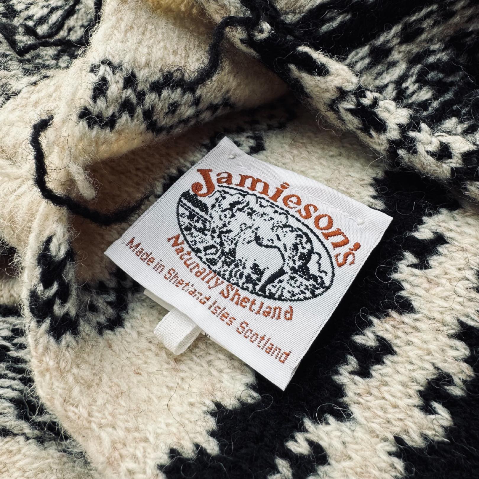 [ Jamieson’s × Kota Gushiken ] JUMPER-ISH SCARF

www.lancah.com

#kotagushiken #jamiesonsofshetland #lancah